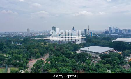 Vista aerea dello splendido scenario dello stadio Senayan, con sfondo urbano di Giacarta Foto Stock