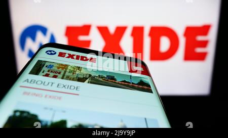 Smartphone con sito web della società indiana Exide Industries Ltd. Di batterie sullo schermo di fronte al logo aziendale. Mettere a fuoco sulla parte superiore sinistra del display del telefono. Foto Stock