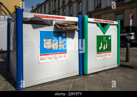 Lussemburgo, maggio 2022. Bidoni per la raccolta differenziata di rifiuti sul marciapiede nel centro della città Foto Stock