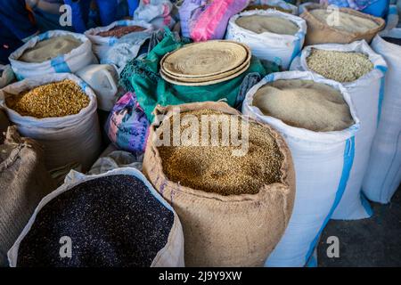 Big Bag di semi e cereali sul mercato locale di Asmara Foto Stock