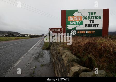 Foto del fascicolo del 27/12/20 di un cartellone anti-Brexit che propone un’Irlanda unita come soluzione alla Brexit al confine tra la Repubblica d’Irlanda e l’Irlanda del Nord, poiché quasi due terzi della popolazione dell’Irlanda del Nord ritengono che la Brexit abbia aumentato la probabilità di unità irlandese, secondo i risultati di un'indagine sugli atteggiamenti sociali. Foto Stock