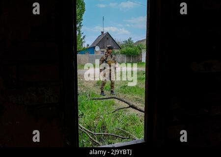 Soledar, Ucraina. 24th maggio 2022. Capitano di un battaglione fuori dalla sede. Soledar è una città della regione di Donetsk, è stata martellato dall'artiglieria russa in quanto si trova lungo la strada cruciale che conduce fuori di Severodonetsk assediata. (Foto di Rick Mave/SOPA Images/Sipa USA) Credit: Sipa USA/Alamy Live News Foto Stock