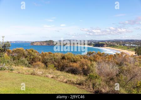 Sydney, vista della spiaggia di Warriewood (a sinistra) e della spiaggia di Mona vale in una giornata d'autunno soleggiata a Sydney, nuovo Galles del Sud, Australia Foto Stock