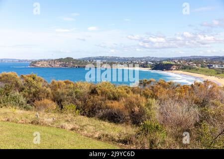 Sydney, vista della spiaggia di Warriewood (a sinistra) e della spiaggia di Mona vale in una giornata d'autunno soleggiata a Sydney, nuovo Galles del Sud, Australia Foto Stock