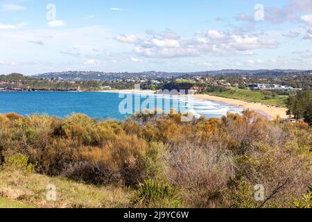 Sydney, vista della spiaggia di Warriewood (a sinistra) e della spiaggia di Mona vale in una giornata d'autunno soleggiata a Sydney, nuovo Galles del Sud, Australia Foto Stock