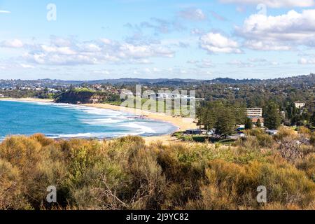 Sydney, vista della spiaggia di Warriewood (a sinistra) e della spiaggia di Mona vale in una giornata d'autunno soleggiata a Sydney, nuovo Galles del Sud, Australia Foto Stock