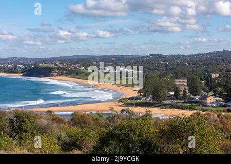 Sydney, vista della spiaggia di Warriewood (a sinistra) e della spiaggia di Mona vale in una giornata d'autunno soleggiata a Sydney, nuovo Galles del Sud, Australia Foto Stock