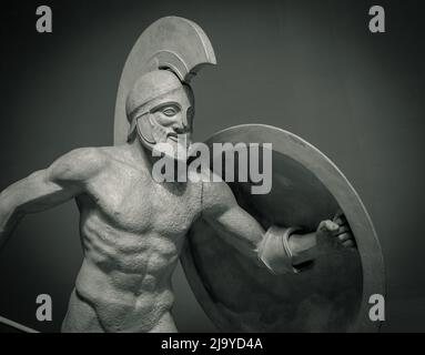 Testa in casco greco antica scultura di guerriero. Foto Stock