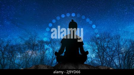 Yoga cosmico spazio meditazione illustrazione, silhouette di uomo che pratica la natura di notte Foto Stock