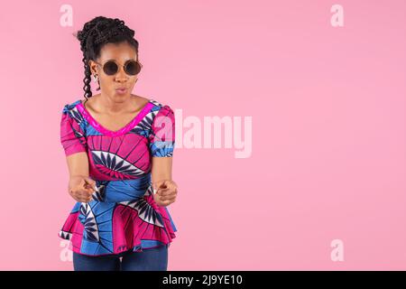 La donna afro-americana fredda punta le dita alla fotocamera Foto Stock