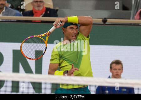 Rafael Nadal suona durante il French Open Tennis Roland Garros 2022 il 25 maggio 2022 a Parigi, Francia. Foto di Nasser Berzane/ABACAPRESS.COM Foto Stock