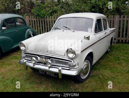 Vista frontale di tre quarti di un Hillman Minx bianco, 1961, in esposizione al Foto Stock