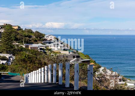 Sydney, costose case sul lungomare con vista sull'oceano a Bungan Beach a Sydney, con vista sulla Bongin Bay e sull'oceano, Sydney, NSW, Australia Foto Stock