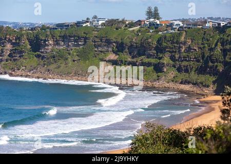 Sydney, costose case sul lungomare con vista sull'oceano a Bungan Beach a Sydney, con vista sulla Bongin Bay e sull'oceano, Sydney, NSW, Australia Foto Stock