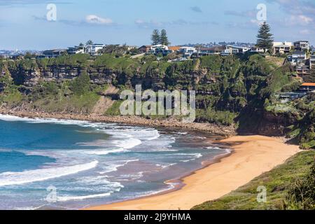 Sydney, costose case sul lungomare con vista sull'oceano a Bungan Beach a Sydney, con vista sulla Bongin Bay e sull'oceano, Sydney, NSW, Australia Foto Stock