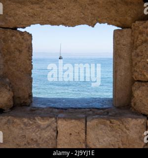 Barca a vela vista da una finestra nella Torre De Naillac Foto Stock