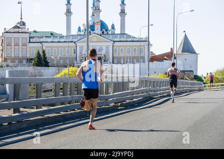 Kazan, Russia - 17 maggio 2022: Atleti runner correre vicino al Cremlino Kazan durante la maratona di Kazan Foto Stock