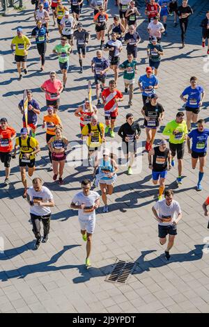 Kazan, Russia - 17 maggio 2022: Gli atleti dei corridori del gruppo corrono durante la maratona di Kazan Foto Stock