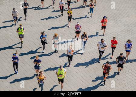 Kazan, Russia - 17 maggio 2022: Gli atleti dei corridori del gruppo corrono durante la maratona di Kazan Foto Stock