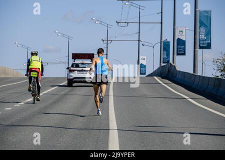 Kazan, Russia - 17 maggio 2022: Torna atleta leader corsa durante la Maratona di Kazan Foto Stock