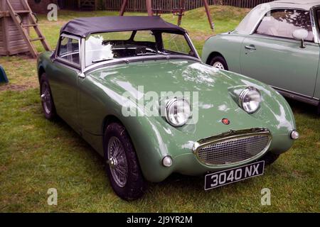 Vista frontale di tre quarti di un Green, Mk1, 1959, Austin Healey Sprite, in mostra al Wickhambreaux Classic Car Show, 2022 Foto Stock