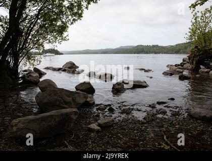 Rocce nel lago Windermere Foto Stock