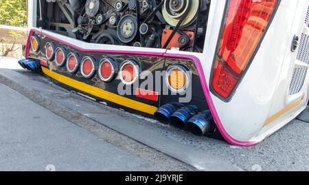 La parte posteriore di un pullman a lunga distanza bloccato su una strada rurale Foto Stock