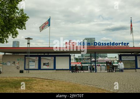 Colonia, Germania - 17 maggio 2022 : Vista dell'ufficio Riverside del molo della compagnia di crociera sul fiume Köln-Düsseldorfer (KD), per gite in barca vicino al riv Foto Stock