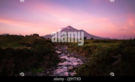 Monte Taranaki e il fiume di pietra al tramonto, Taranak, Nuova Zelanda Foto Stock