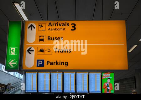 Due indicazioni per l'aeroporto Schiphol (Paesi Bassi) 14-5-2022 Foto Stock