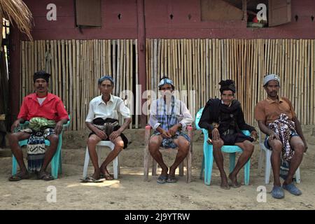 Ritratto degli anziani e dei membri del comitato tradizionale in attesa di accompagnare Umbu Ndjurumanna, un leader reale, in una tradizionale proposta di matrimonio Sumbanese che inizia a Prailiu, Kambera, Sumba orientale, Nusa Tenggara orientale, Indonesia. Foto d'archivio. Reportage (2011). Foto Stock