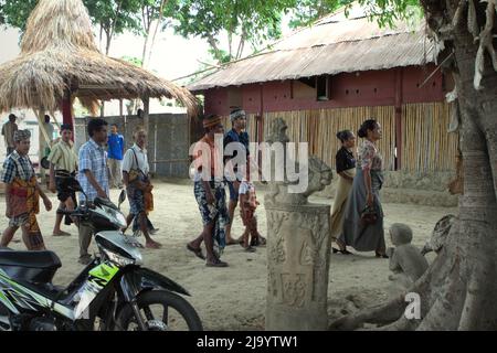 Le persone che entrano nella casa di Umbu Ndjurumanna, leader reale tradizionale, per partecipare alla processione della tradizionale proposta di matrimonio Sumbanese di Ndjurumanna che inizia a Prailiu, Sumba orientale, Nusa Tenggara orientale, Indonesia. Foto d'archivio. Reportage (2011). Foto Stock