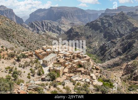 Situato a 2000m sopra il livello del mare e circondato da meravigliosi frutteti terrazzati, i villaggi gemelli di As Shuraija e al Ain Foto Stock