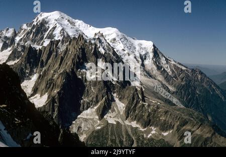 Monte Bianco, Dôme du Goûter, Glacier des Bossons, Aiguilles de Chamonix visto dalla stazione di vertice Aiguille des Grands Montets. Argentiere, 1990 Foto Stock
