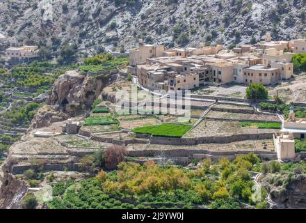 Situato a 2000m sopra il livello del mare e circondato da meravigliosi frutteti terrazzati, i villaggi gemelli di As Shuraija e al Ain Foto Stock