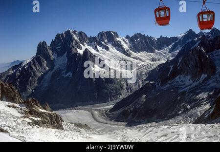 Due gondole rosse sulla Vallée Blanche, Glacier de Talèfre e Glacier du Tacul con Mer de Glace visto dal panoramico Monte Bianco. Chamonix, 1990 Foto Stock