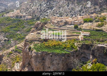 Situato a 2000m sopra il livello del mare e circondato da meravigliosi frutteti terrazzati, i villaggi gemelli di As Shuraija e al Ain Foto Stock