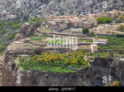 Situato a 2000m sopra il livello del mare e circondato da meravigliosi frutteti terrazzati, i villaggi gemelli di As Shuraija e al Ain Foto Stock