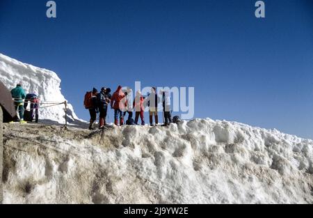 Sull'Aiguille du Midi, un gruppo di alpinisti si prepara per un'escursione sul ghiacciaio. Chamonix Monte Bianco, Francia, 1990 Foto Stock