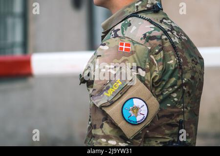 Copenaghen, Danimarca - Maggio 23 2022: Bandiera della Danimarca e emblema per le Royal Life Guards danesi su un'uniforme soldato. Esercito danese, membro della forza NATO Foto Stock