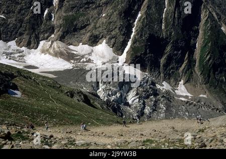 I turisti che si recano dal capolinea della Tramway du Mont-Blanc, Nid d'Aigle, al Glacier de Bionnassay. Saint-Gervais-les-Bains, Francia, 1990 Foto Stock