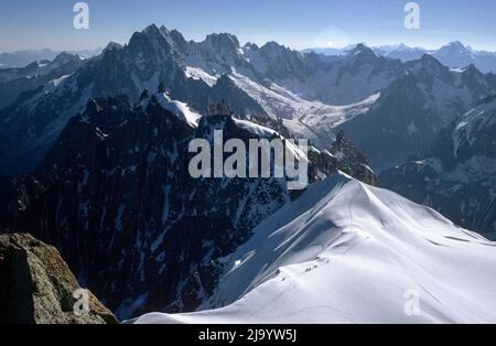 Aiguilles de Chamonix e Glacier de Talèfre con scalatori sul crinale di neve visto dall'Aiguille du Midi, Chamonix-Mont-Blanc, Francia, 1990 Foto Stock