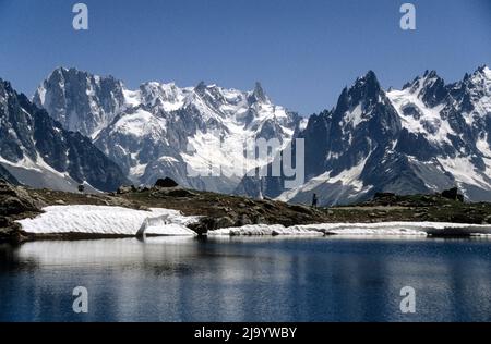 Lac des Chéserys, riserva naturale di Aiguilles Rouges. La Chaîne du Mont Blanc, Grandes Jorasses. Chamonix-Mont-Blanc, alta Savoia, 1990 Foto Stock