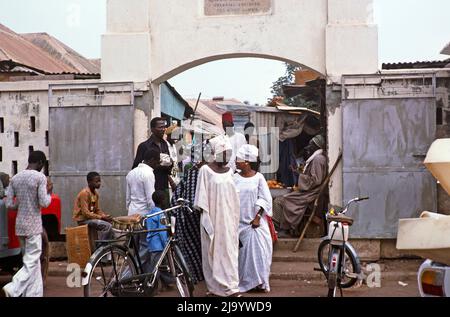 Persone all'ingresso gatewy al Royal Albert Market, Banjul, Gambia, Africa, 1978 Foto Stock