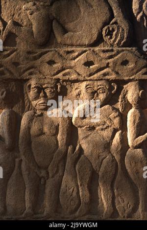 Sculture in pietra a forma umana raffiguranti l'uomo e la donna, fotografate durante la preparazione della tradizionale processione di matrimonio Sumbanese a Prailiu, Kambera, Sumba orientale, Nusa Tenggara orientale, Indonesia. Foto Stock