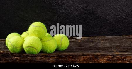 Palline da tennis su sfondo in legno, concetto sportivo, spazio per testo Foto Stock