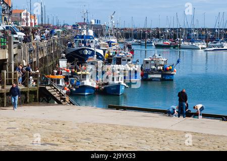 Il porto di Scarborough è un porto di pescatori molto trafficato con molte barche ormeggiate Foto Stock