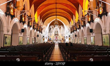 INDIA, TAMILNADU, CHENNAI, marzo 2022, devotee all'interno della Basilica della Cattedrale di San Tommaso, la struttura attuale risale al 1523 d.C., quando fu costruita da Portugue Foto Stock