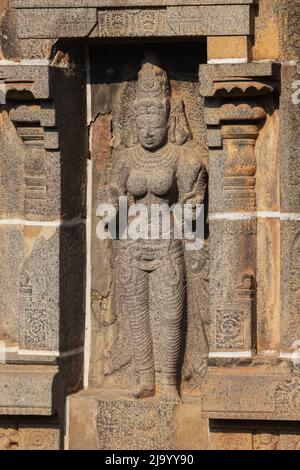 Idol scolpito con le mani benedicenti su Gopuram del Tempio di Nataraja, Chidambaram, Tamil Nadu, India Foto Stock