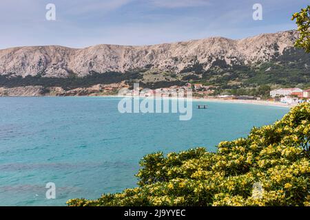 Baska vista sulla spiaggia in primavera Foto Stock